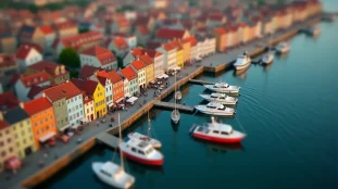 Photo effet miniature d'un port vu en plongée, avec bateaux et piétons miniaturisés par le flou tilt-shift