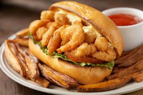  ¡El Po’ Boy de Camarones te Transportará a un Paraíso de Sabores Picantes y Texturas Crujientes!