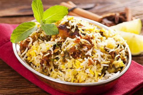  Hyderabadi Biryani: ¡Una Sinfonía de Especias que Abraza el Arroz con una Salsa Cremosa y Sabrosa!