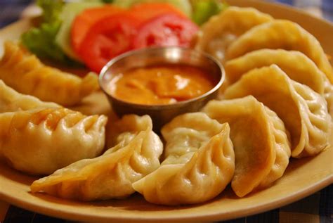  Momos de Delhi: ¡Un manjar picante y reconfortante que te transporta a las calles bulliciosas de la capital india!