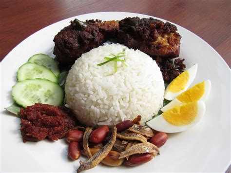  Nasi Lemak: ¡Un delicioso plato malayo que combina sabores picantes y aromáticos!