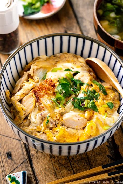 ¡Oyakodon: Un plato reconfortante con un toque de umami que te transportará a la cocina tradicional japonesa!