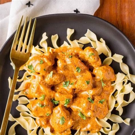  Paprikash! Una explosión de sabor picante y una deliciosa combinación de carne y crema