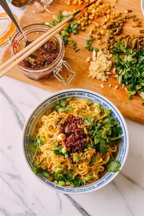  Re Gan Mian: ¡Una danza de texturas suaves y un torbellino de sabores picantes en cada bocado!