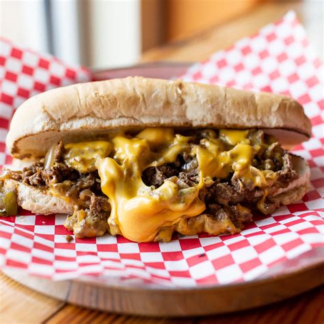  ¡El Cheesesteak: Un Manjar de Filadelfia Que Mezcla Sabores Ahumados y Quesos Derretidos!