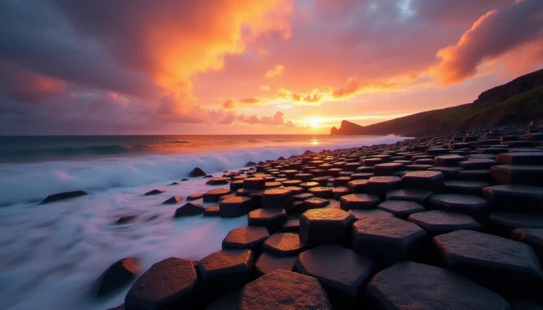 Colonnes de basalte hexagonales du Giant's Causeway en Irlande du Nord illuminées par la lumière dorée du lever du soleil, sujet emblématique de la photo France Irlande du Nord