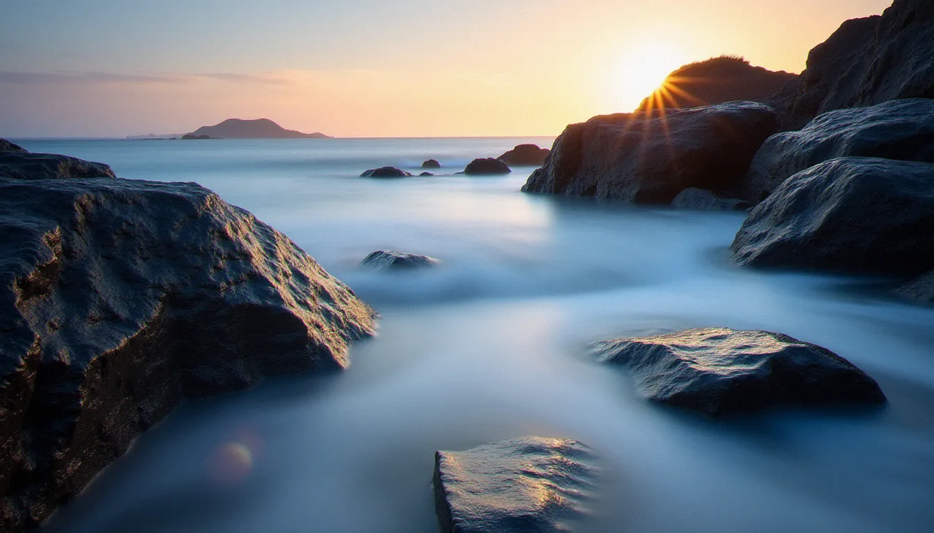 Photo avec mouvement d'une côte rocheuse à l'aube, l'eau de mer rendue soyeuse par une pose longue autour de rochers noirs